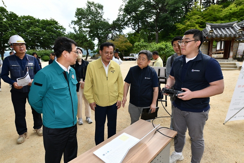 최응천 문화재청장이 1일 안전대전환의 일환으로 경북 안동시 도산서원을 방문, 안전관리 상태와 방재설비 현황에 대해 관계자의 설명을 듣고 있다. 
