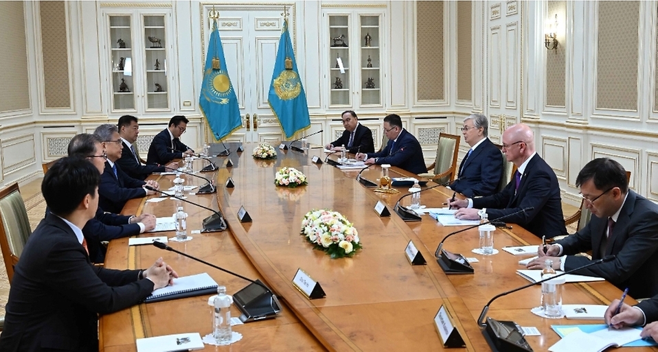 박진 외교부 장관이 1일(현지시간) 카자흐스탄에서 카심조마르트 토카예프 카자흐스탄 대통령과 양국 관계 발전 방안에 대해 논의하고 있다.