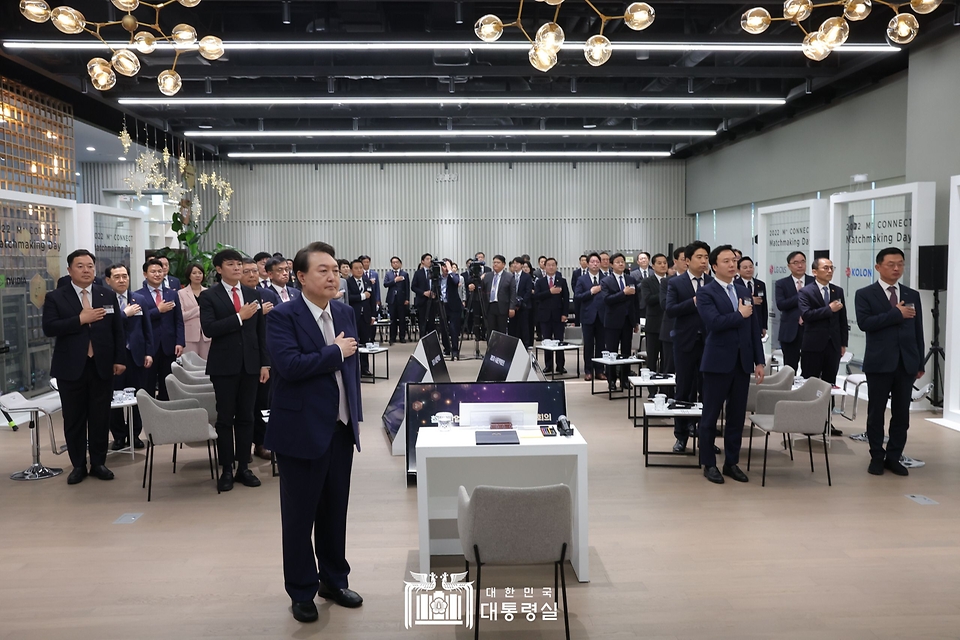 윤석열 대통령이 1일 서울 강서구 서울창업허브 엠플러스에서 열린 ‘제5차 수출전략회의’에서 국기에 대한 경례를 하고 있다.