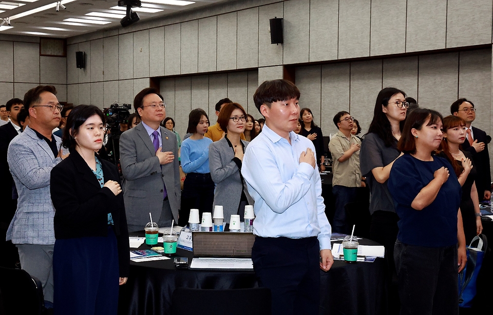 조규홍 보건복지부 장관이 1일 서울 중구 은행회관에서 열린 ‘제2차 미래와 인구전략포럼’에서 국기에 대한 경례를 하고 있다.