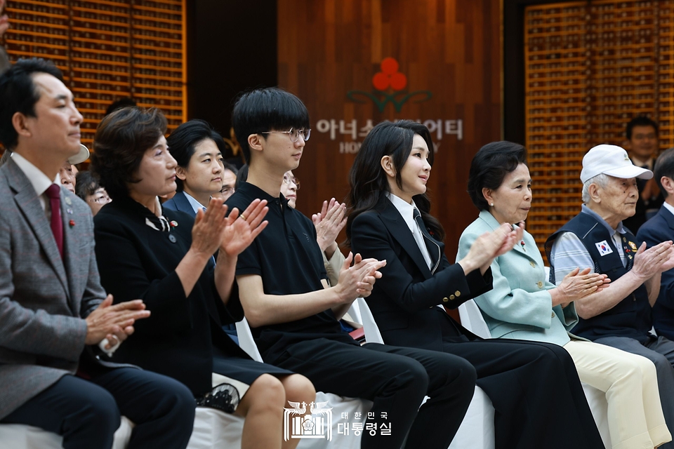 김건희 여사가 1일 서울 중구 사랑의열매 회관에서 열린 ‘국가유공자 지원을 위한 기부금 전달식’에서 박수를 치고 있다.