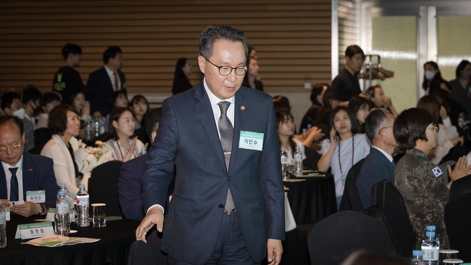 박민수 보건복지부 2차관이 31일 서울 영등포구 전경련회관에서 ‘담배가 아닌 건강한 식량을 키워주세요’를 주제로 열린 ‘제36회 세계 금연의 날 기념식 및 포럼’에 참석하고 있다.