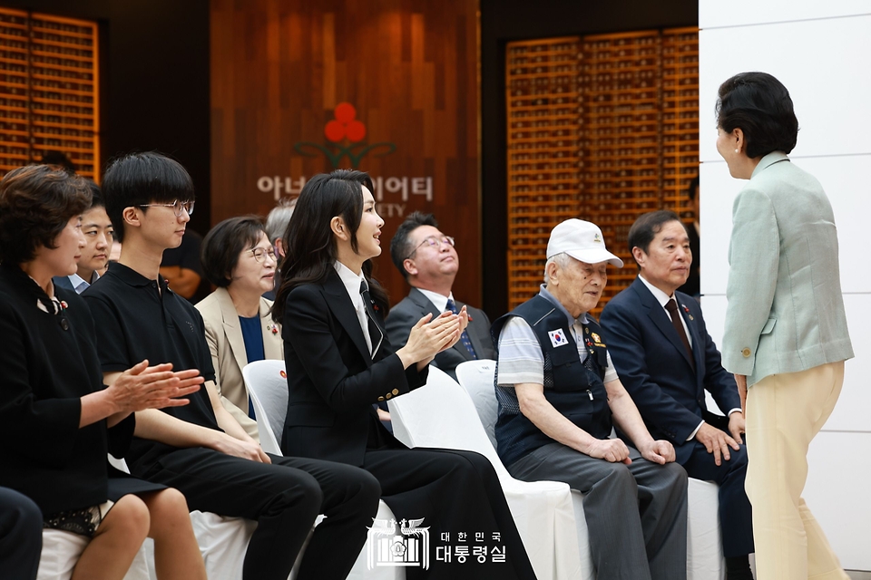 김건희 여사가 1일 서울 중구 사랑의열매 회관에서 열린 ‘국가유공자 지원을 위한 기부금 전달식’에서 박수를 치고 있다.
