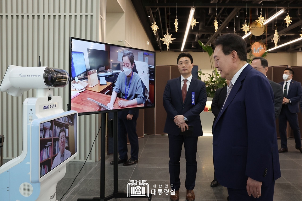 윤석열 대통령이 1일 서울 강서구 서울창업허브 엠플러스에서 열린 ‘제5차 수출전략회의’에 앞서 삼성서울병원의 회진로봇을 통한 화상 연결 체험을 하고 있다.