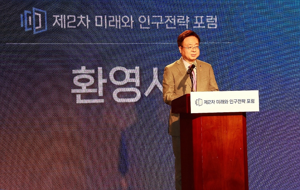 조규홍 보건복지부 장관이 1일 서울 중구 은행회관에서 열린 ‘제2차 미래와 인구전략포럼’에서 환영사를 하고 있다.