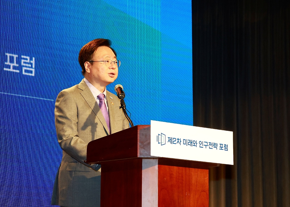 조규홍 보건복지부 장관이 1일 서울 중구 은행회관에서 열린 ‘제2차 미래와 인구전략포럼’에서 환영사를 하고 있다.