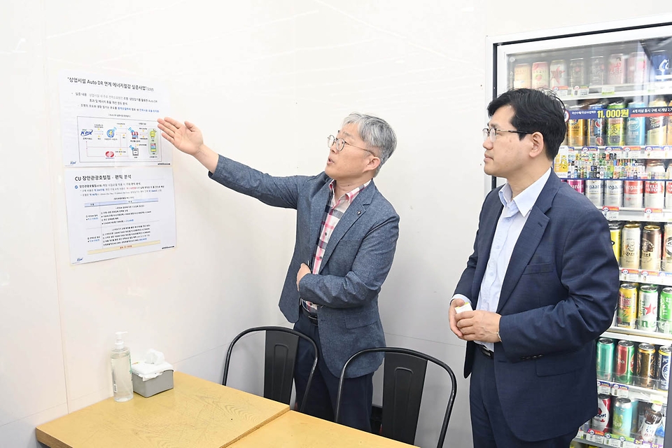 천영길 산업통상자원부 에너지정책실장이 2일 서울 동대문구 장안관광호텔 CU편의점을 방문, 현장 관리자로부터 Auto DR의 효과 및 애로사항 등을 청취하고 있다. Auto DR이란, 원격제어가 가능한 조명, 에어컨 등 스마트기기를 활용하여 국민 DR 발령 시 자동으로 참여하는 기술이다.