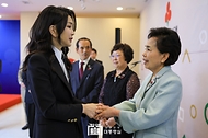 김건희 여사, 국가유공자 지원을 위한 기부금 전달식 사진 12