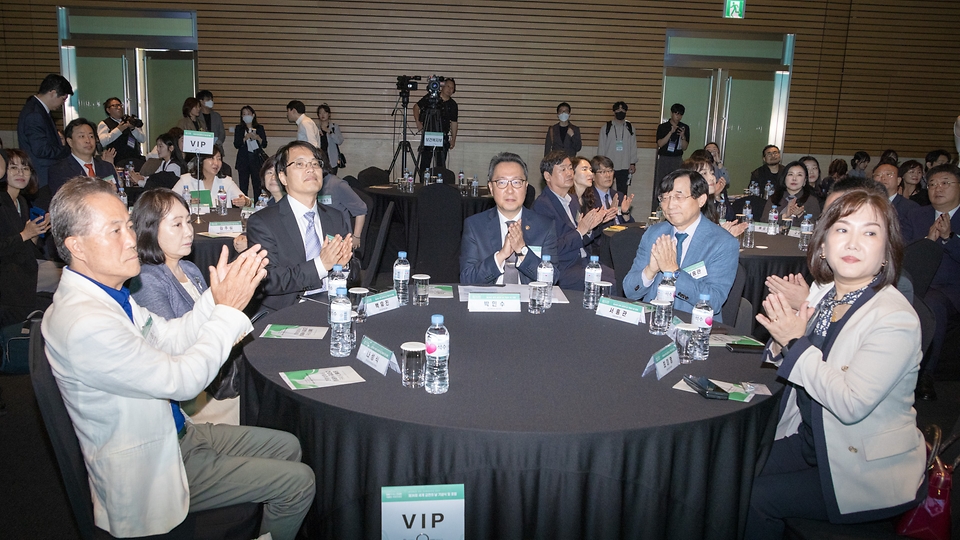 박민수 보건복지부 2차관이 31일 서울 영등포구 전경련회관에서 ‘담배가 아닌 건강한 식량을 키워주세요’를 주제로 열린 ‘제36회 세계 금연의 날 기념식 및 포럼’에서 박수를 치고 있다.