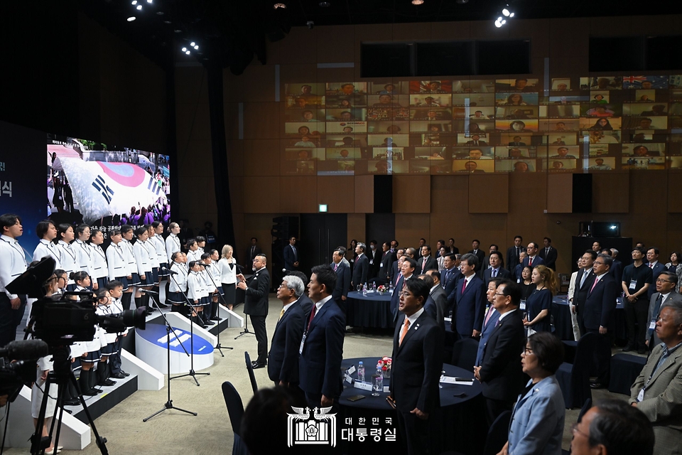 윤석열 대통령이 5일 인천시 연수구 부영송도타워에서 열린 ‘재외동포청 출범식’에서 국기에 대한 경례를 하고 있다.