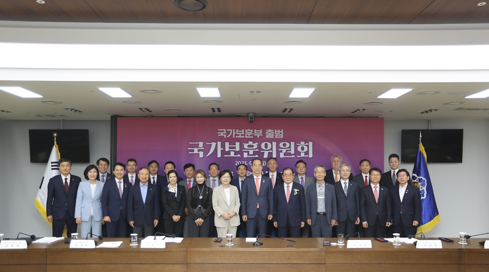 한덕수 국무총리가 5일 오전 정부세종청사에서 열린 국가보훈부 출범 국가보훈위원회에 참석하여 박민식 국가보훈부 장관 및 정부위원및 민간위원들과 함께 기념촬영을 하고 있다