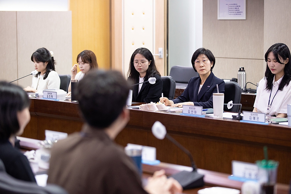 한화진 환경부 장관이 2일 세종시 정부세종청사에서 열린 ‘브라운백 미팅’에서 청년 인턴들의 근무경험 및 애로사항 등을 청취하고 있다.