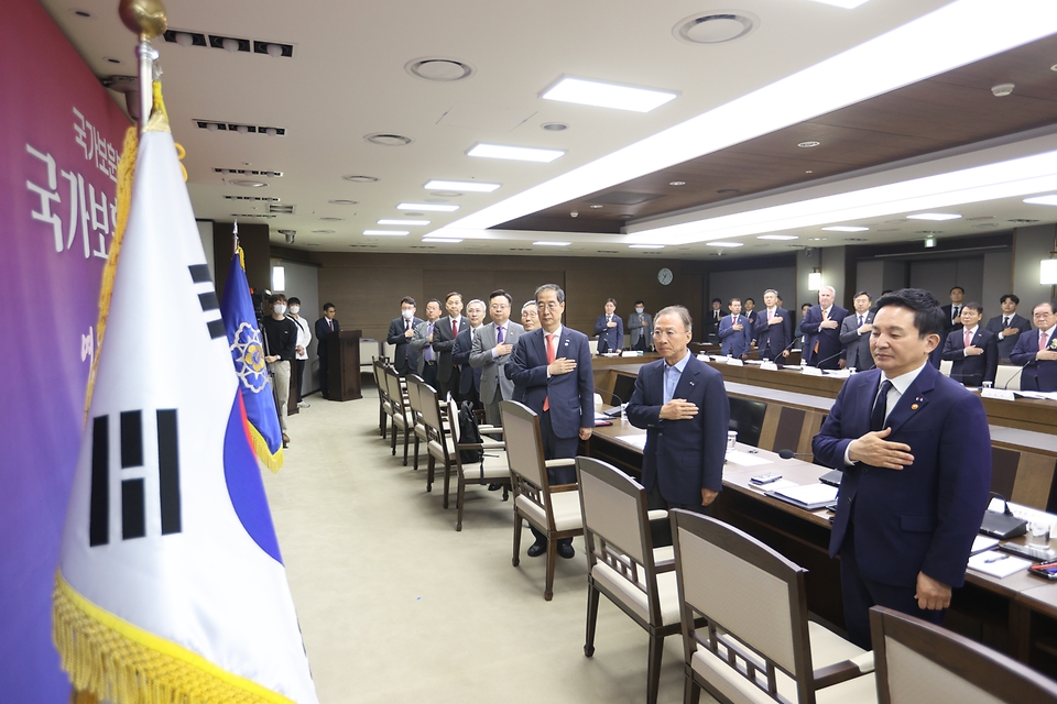 한덕수 국무총리가 5일 오전 정부세종청사에서 열린 국가보훈부 출범 국가보훈위원회에 참석하여 국민의례를 하고 있다