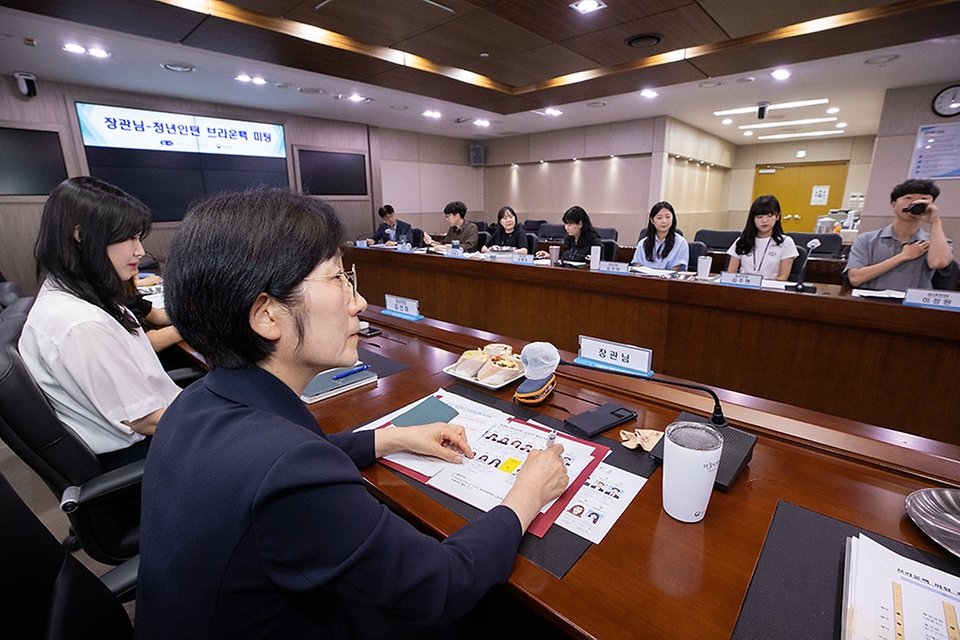 한화진 환경부 장관이 2일 세종시 정부세종청사에서 열린 ‘브라운백 미팅’에서 청년 인턴들과 대화하고 있다.