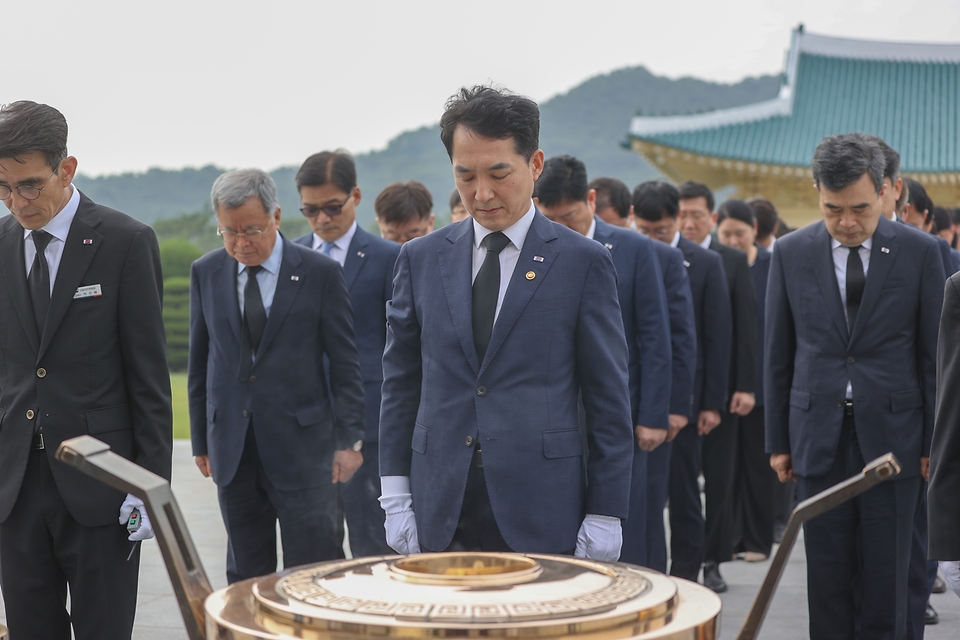 박민식 국가보훈부장관이 국가보훈부 산하기관장들과 국.과장들과 함께 국가보훈부 출범식을 맞아 5일 오전 대전 유성구 국립대전현충원을 방문하여 참배하고 있다.