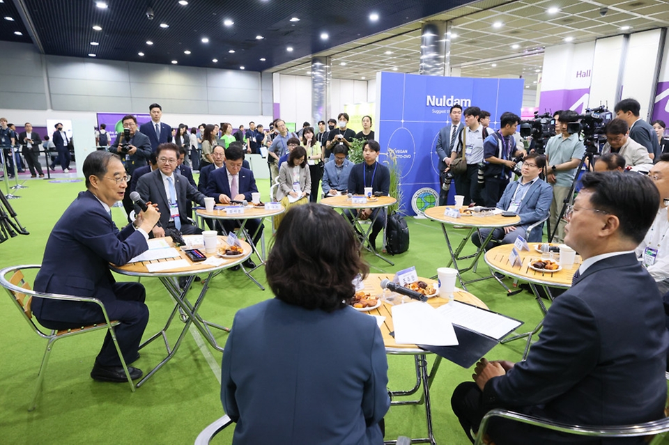 한덕수 국무총리가 2일 서울 강남구 코엑스에서 열린 ‘Next Rise 2023 벤처·스타트업 전시회’에서 미래 전략기술 벤처-스타트업 현장간담회를 주재하고 있다.