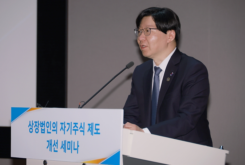 <p>김소영 금융위원회 부위원장이 5일 오후 서울 여의도 한국거래소 컨퍼런스홀에서 개최한 상장법인 자기주식 제도 개선 세미나에서 축사하고 있다.</p>