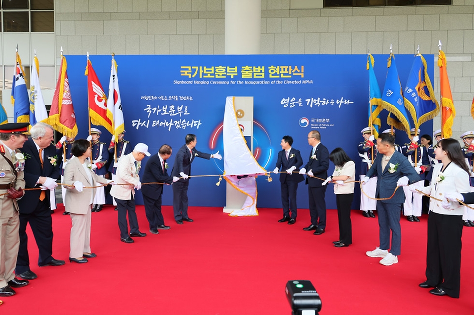 한덕수 국무총리가 5일 세종시 정부세종청사에서 열린 ‘국가보훈부 출범 현판식’에서 박민식 국가보훈부 장관 등 참석자들과 현판 제막을 하고 있다.