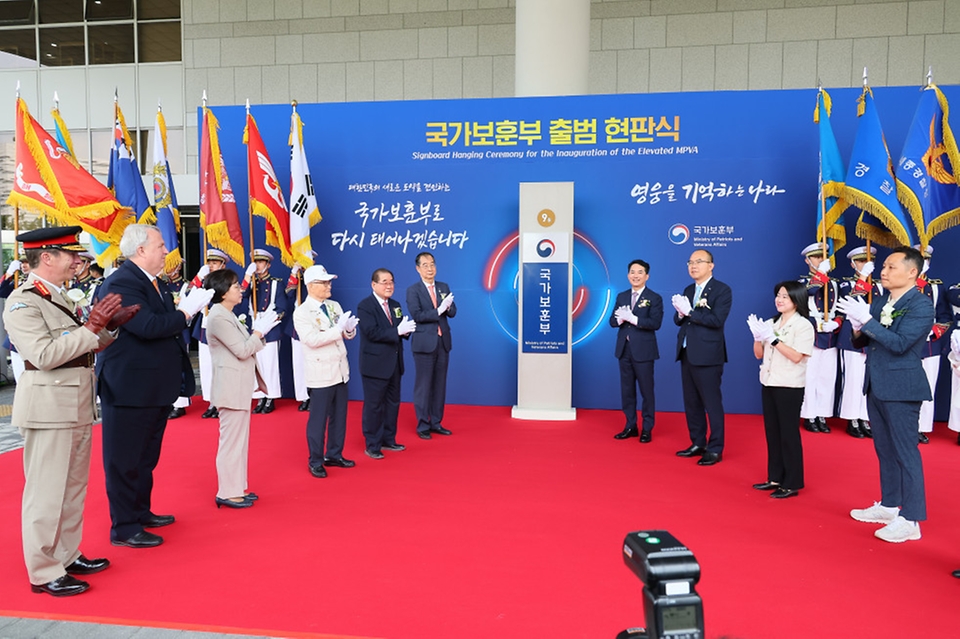 한덕수 국무총리가 5일 세종시 정부세종청사에서 열린 ‘국가보훈부 출범 현판식’에서 박민식 국가보훈부 장관 등 참석자들과 현판 제막을 마친 뒤 박수를 치고 있다.