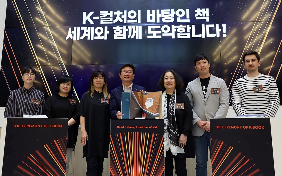 박보균 문화체육관광부 장관이 7일 서울 송파구 송파책박물관 어울림홀에서 열린 K-북 비전 선포식에 참석해 매체, 장르, 공간의 경계를 뛰어넘는 K-북의 비전을 선포하는 퍼포먼스를 하고 있다. 사진 왼쪽부터 김겨울 작가, 한주리 서일대 교수, 이수지 작가, 박보균 장관, 문정희 국립한국문학관장, 최조은 웹소설 작가 (문체부 2030 자문단 MZ 드리머스), 필립 빈디쉬만 한국번역아카데미 수강생.