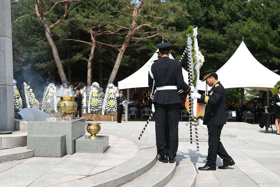 남화영 소방청장이 6일 현충일을 맞아 충남 천안시 중앙소방학교 소방충혼탑에서 열린 ‘순직소방인 13인의 위패봉안식’에서 헌화하고 있다.