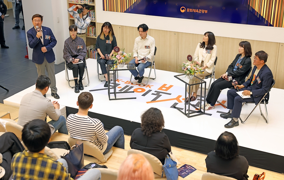 박보균 문화체육관광부 장관이 7일 서울 송파구 송파책박물관 어울림홀에서 열린 K-북 비전 선포식 중 김겨울, 이수지, 장강명, 안희연, 엄지혜, 김슬옹 작가와 함께한 K-북 토크쇼에서 패널들의 질문에 답하고 있다.