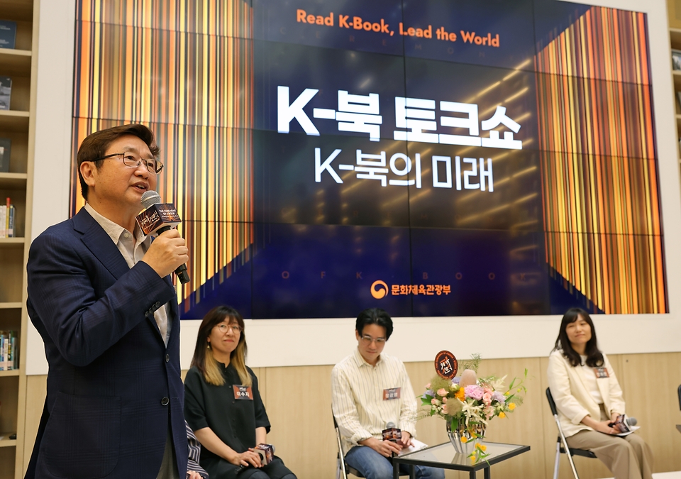 박보균 문화체육관광부 장관이 7일 서울 송파구 송파책박물관 어울림홀에서 열린 K-북 비전 선포식 중 김겨울, 이수지, 장강명, 안희연, 엄지혜, 김슬옹 작가와 함께한 K-북 토크쇼에서 패널들의 질문에 답하고 있다.