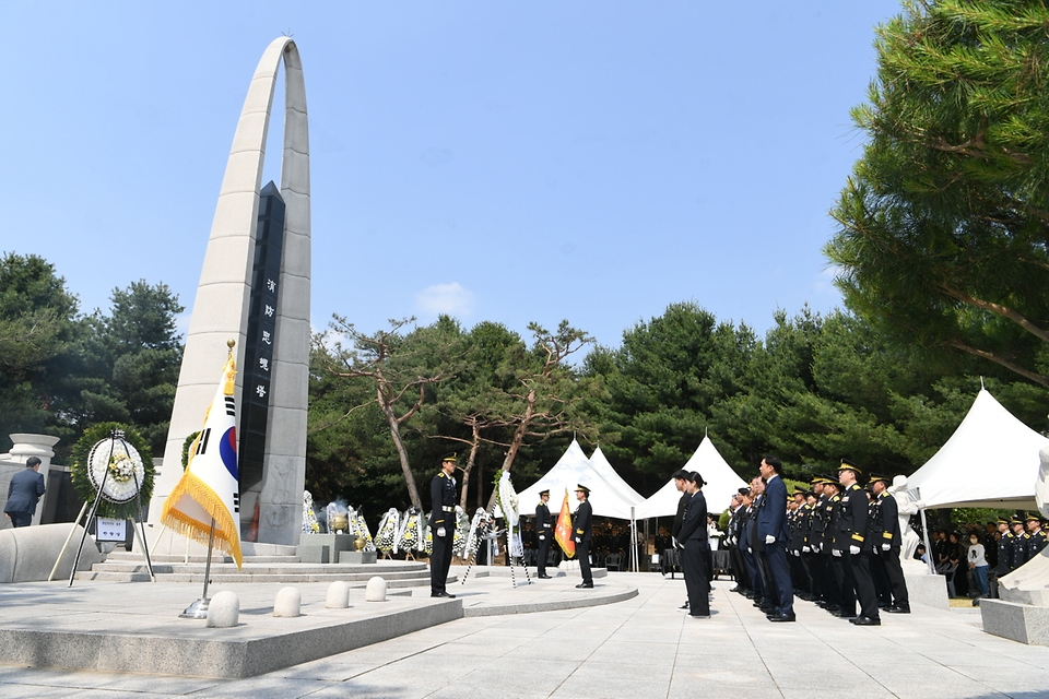 6일 현충일을 맞아 충남 천안시 중앙소방학교 소방충혼탑에서 ‘순직소방인 13인의 위패봉안식’이 진행되고 있다.