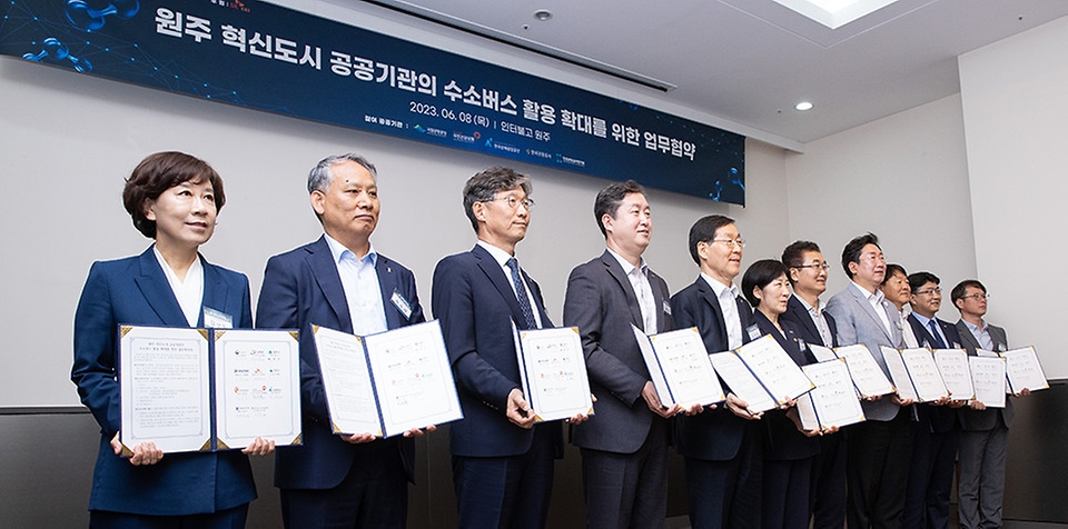 한화진 환경부 장관이 8일 강원 원주시 인터불고 호텔에서 열린 ‘원주혁신도시 입주 공공기관의 수소버스 활용 확대를 위한 업무협약식’에서 참석자들과 협약서를 들고 기념촬영을 하고 있다.