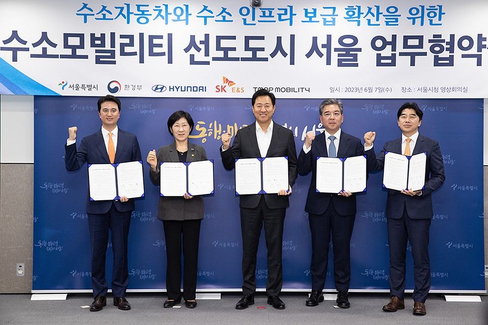 한화진 환경부 장관이 7일 서울 중구 서울시청 영상회의실에서 열린 ‘수소모빌리티 선도도시 서울 업무협약식’에서 참석자들과 협약서를 들고 기념촬영을 하고 있다. (왼쪽부터 추형욱 SK E&G 대표이사, 한화진 환경부장관, 오세훈 서울시장, 장재훈 현대자동차 대표이사, 이종호 티맵모빌리티 대표이사)