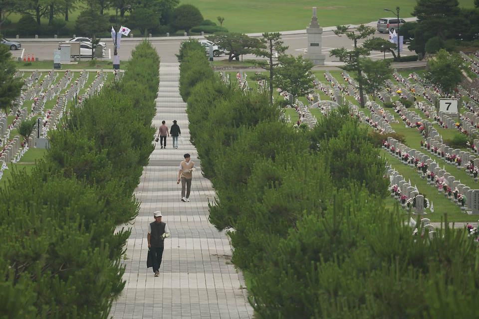 <p>호국보훈의 달 6월을 맞아 8일 서울 동작구 국립서울현충원을 찾는 시민들이 참배를 하고 있다.</p>
<div><br></div>