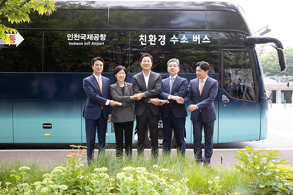 한화진 환경부 장관이 7일 서울 중구 서울시청 영상회의실에서 열린 ‘수소모빌리티 선도도시 서울 업무협약식’을 마친 뒤 참석자들과 수소버스 앞에서 기념촬영을 하고 있다.