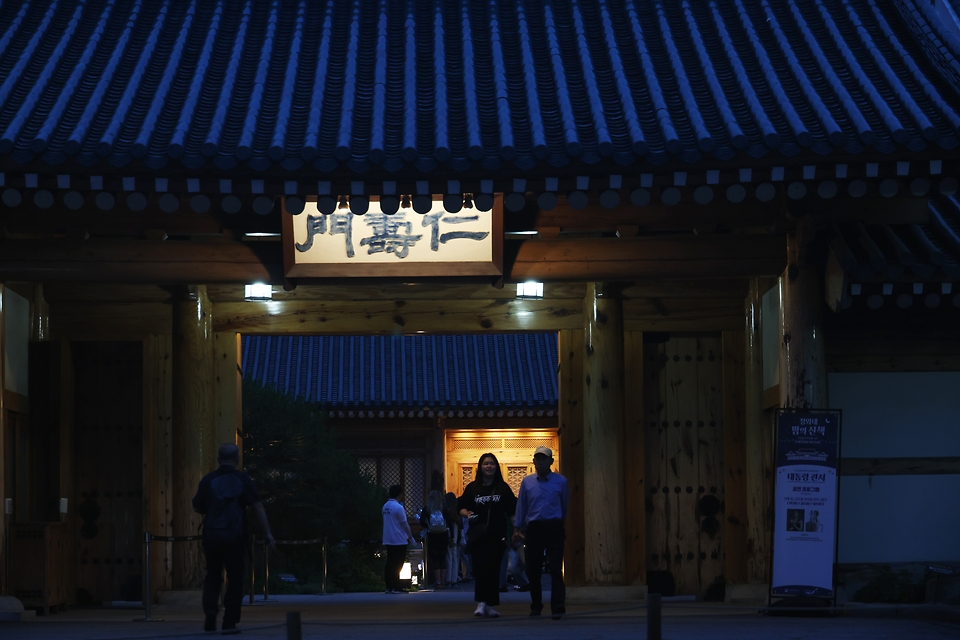 <p>8일 오후 서울 종로구 청와대에서 열린 ‘청와대, 밤의 산책’에서 관람객들이 관저를 둘러보고 있다. 문화체육관광부는 한국문화재단과 함께 오는 19일까지 청와대 밤의 산책을 진행한다. </p>
<div><br></div>