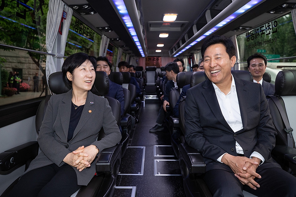 한화진 환경부 장관이 7일 서울 시내에서 오세훈 서울시장, 주요 기업 관계자들과 함께 수소 공항버스를 시승하며 수소 공항버스의 안전성과 도입 필요성에 대해 이야기 하고 있다.