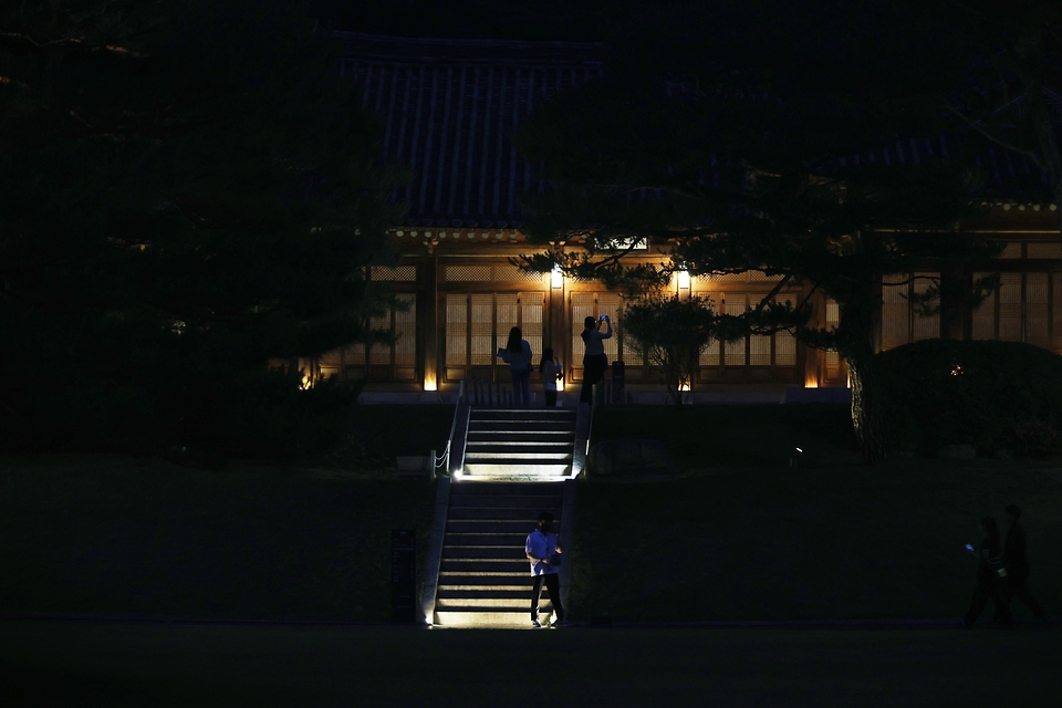 <p>8일 오후 서울 종로구 청와대에서 열린 ‘청와대, 밤의 산책’에서 관람객들이 사랑채를 둘러보고 있다. 문화체육관광부는 한국문화재단과 함께 오는 19일까지 청와대 밤의 산책을 진행한다. </p>
<div><br></div>