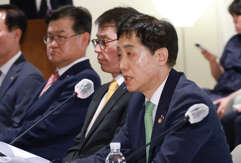 김주현 금융위원장이 12일 오전 서울 중구 은행회관에서 개최한 청년도약계좌 협약식 및 간담회에서 축사를 하고 있다.