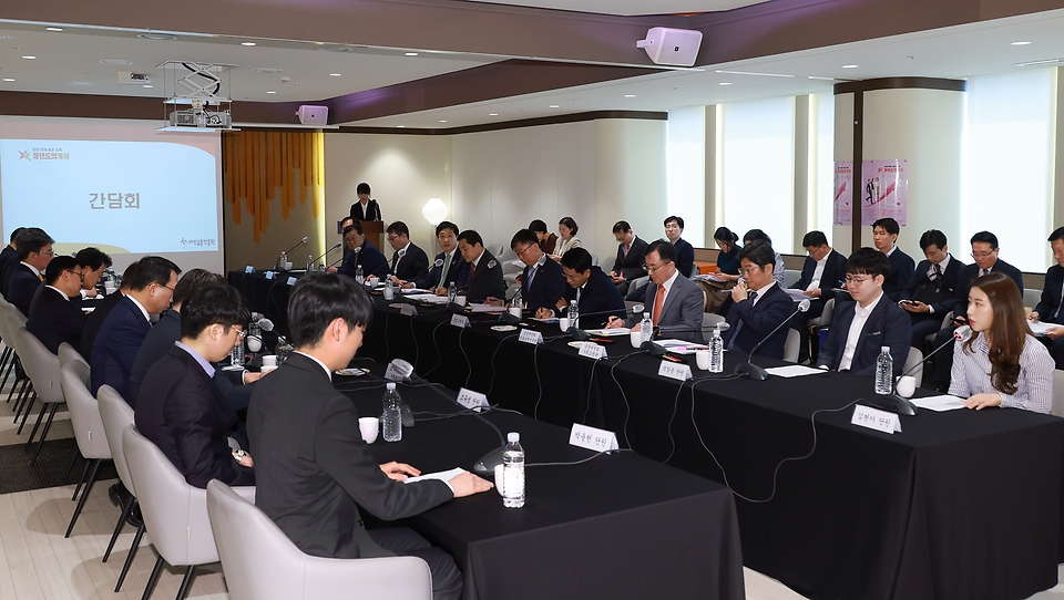 김주현 금융위원장이 12일 오전 서울 중구 은행회관에서 개최한 청년도약계좌 협약식을 마치고 간담회를 하고 있다.