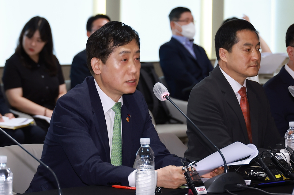 김주현 금융위원장이 12일 오전 서울 중구 은행회관에서 개최한 청년도약계좌 협약식 및 간담회에서 축사를 하고 있다.