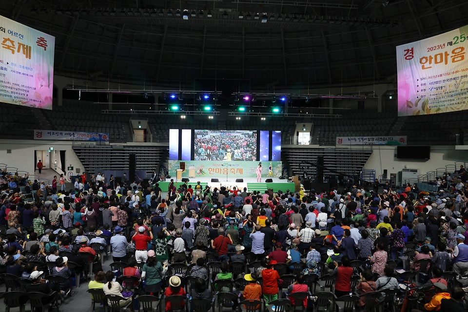 <p>13일 서울 중구 장충체육관에서 열린 제25회 어르신 한마음 축제에서 축하무대가 펼쳐지고 있다.&nbsp;</p>