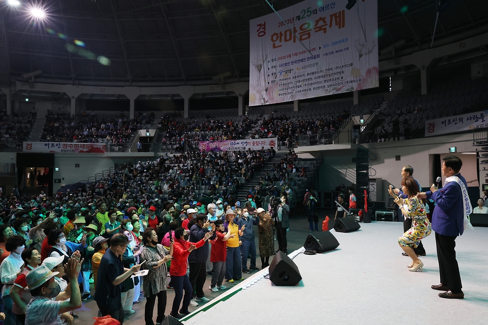 <p>13일 서울 중구 장충체육관에서 열린 제25회 어르신 한마음 축제에서 참여 어르신들이 축하 무대를 보며 즐거워 하고 있다.&nbsp;</p>