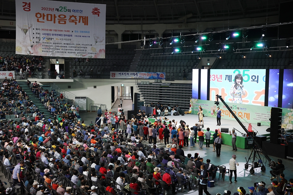 <p>13일 서울 중구 장충체육관에서 열린 제25회 어르신 한마음 축제에서 축하무대가 펼쳐지고 있다.&nbsp;</p>