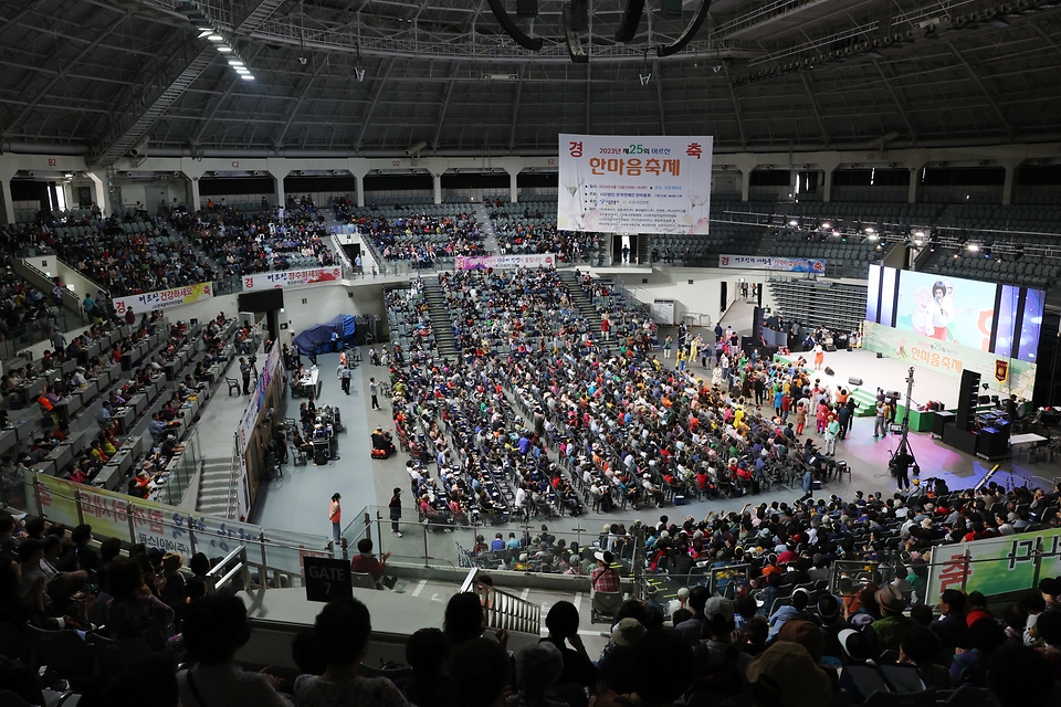 <p>13일 서울 중구 장충체육관에서 열린 제25회 어르신 한마음 축제에서 축하무대가 펼쳐지고 있다.&nbsp;</p>