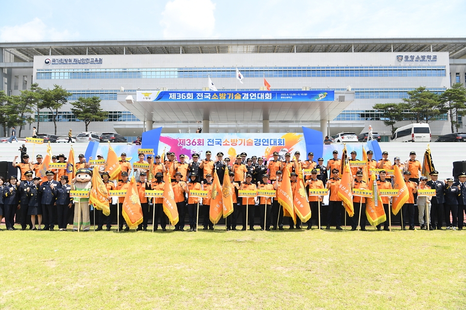 남화영 소방청장이 13일 충남 공주시 중앙소방학교에서 열린 ‘제36회 전국 소방기술 경연대회’에서 시·도 선수단과 기념촬영을 하고 있다.