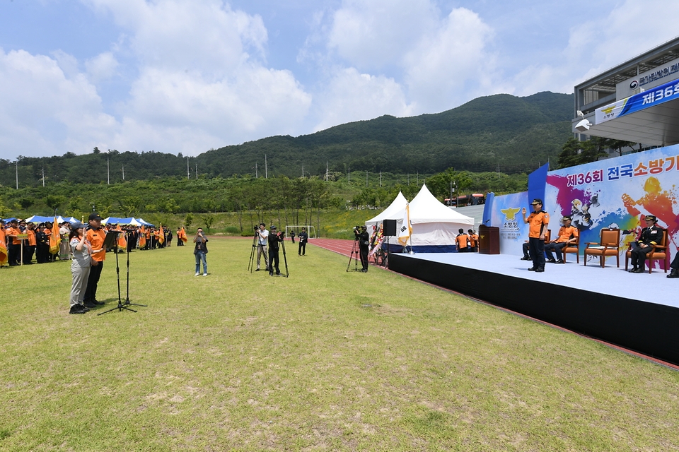 남화영 소방청장이 13일 충남 공주시 중앙소방학교에서 열린 ‘제36회 전국 소방기술 경연대회’에서 선수대표에게 선서를 받고 있다.