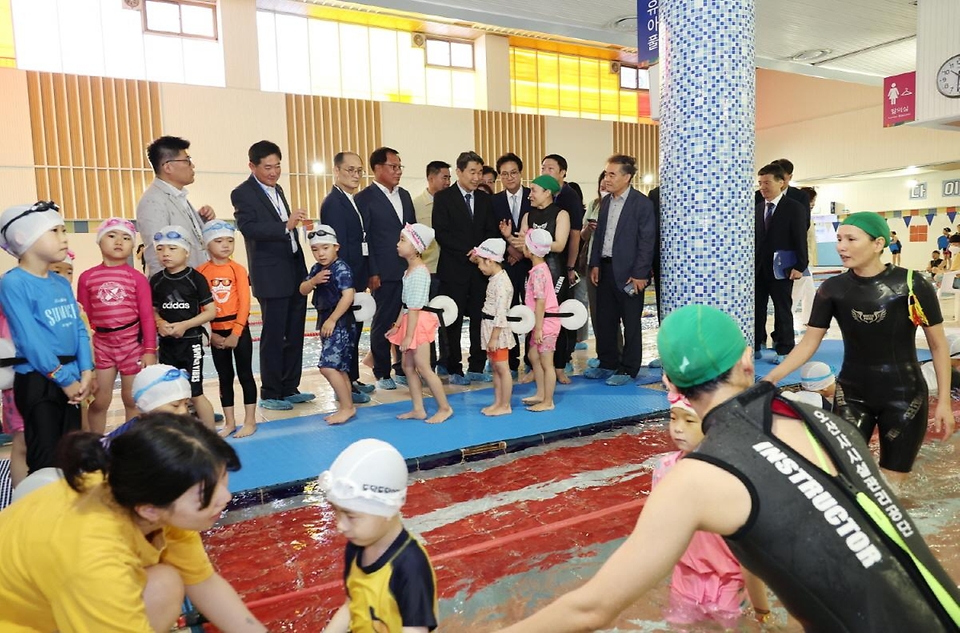 이주호 부총리 겸 교육부 장관이 14일 학교예술교육 및 유아 생존수영교육 현장을 살펴보기 위해 경기 오산시 원동초등학교를 방문, 유아생존수영교육을 참관하고 있다.