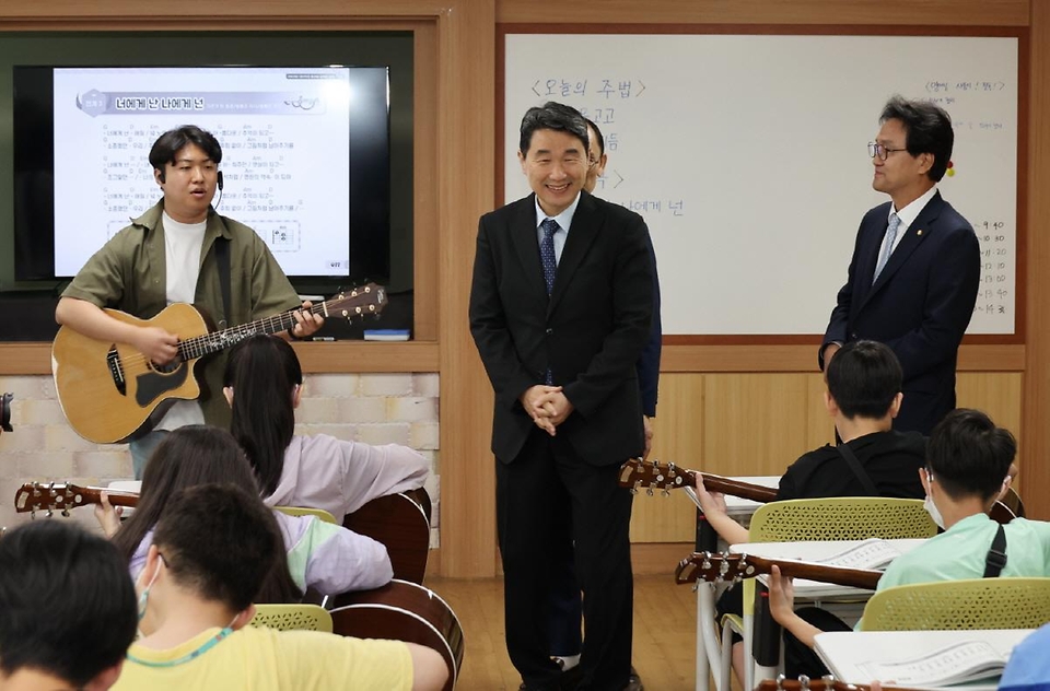 이주호 부총리 겸 교육부 장관이 14일 학교예술교육 및 유아 생존수영교육 현장을 살펴보기 위해 경기 오산시 원동초등학교를 방문, 통기타 수업을 참관하고 있다.
