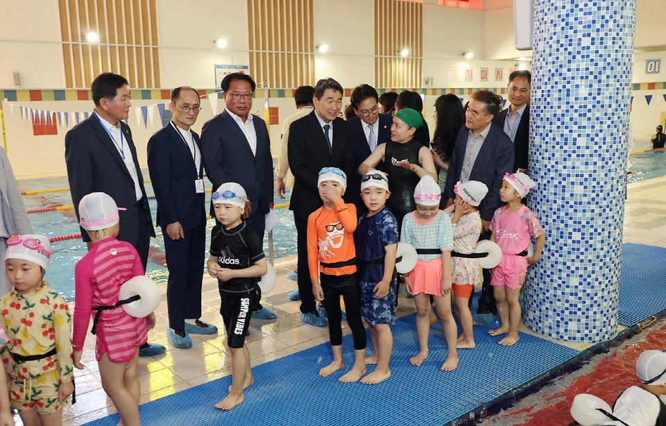 이주호 부총리 겸 교육부 장관이 14일 학교예술교육 및 유아 생존수영교육 현장을 살펴보기 위해 경기 오산시 원동초등학교를 방문, 유아생존수영교육을 참관하고 있다.