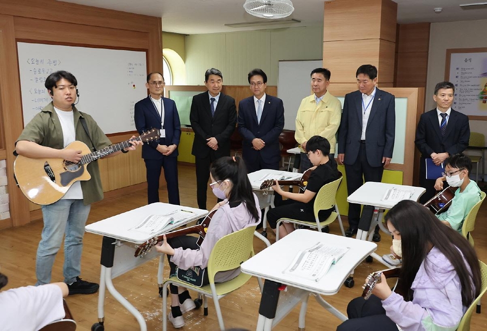 이주호 부총리 겸 교육부 장관이 14일 학교예술교육 및 유아 생존수영교육 현장을 살펴보기 위해 경기 오산시 원동초등학교를 방문, 통기타 수업을 참관하고 있다.