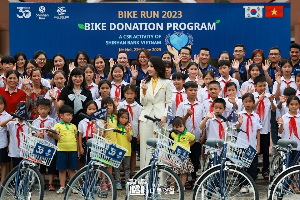 김건희 여사, ‘바이크 런(Bike Run)’ 자전거 기부 행사 참석 - 사진 | 멀티미디어 | 대한민국 정책브리핑 김건희 여사, ‘바이크 런(Bike Run)... 