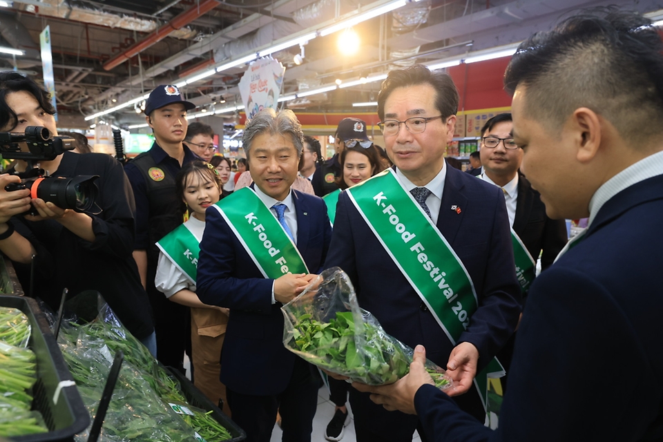 정황근 농식품부 장관, 케이푸드(K-Food) 페스티벌·대형마트 연계 판매촉진 행사 참석 - 사진 | 멀티미디어 | 대한민국 정책브리핑 정황근... 